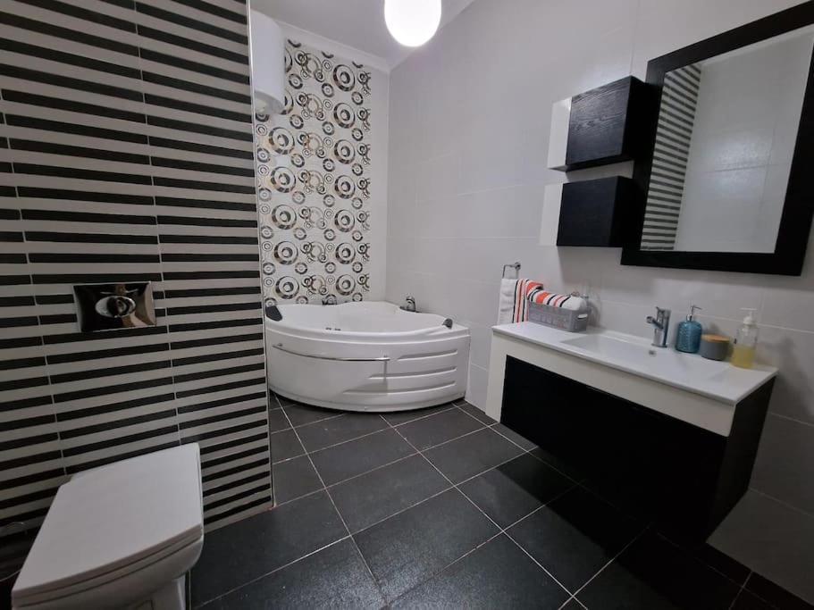 City Center Properties - Modern Two Bedroom Apartment With A Hot Tub And Amazing Location セント・ポールズ・ベイ エクステリア 写真