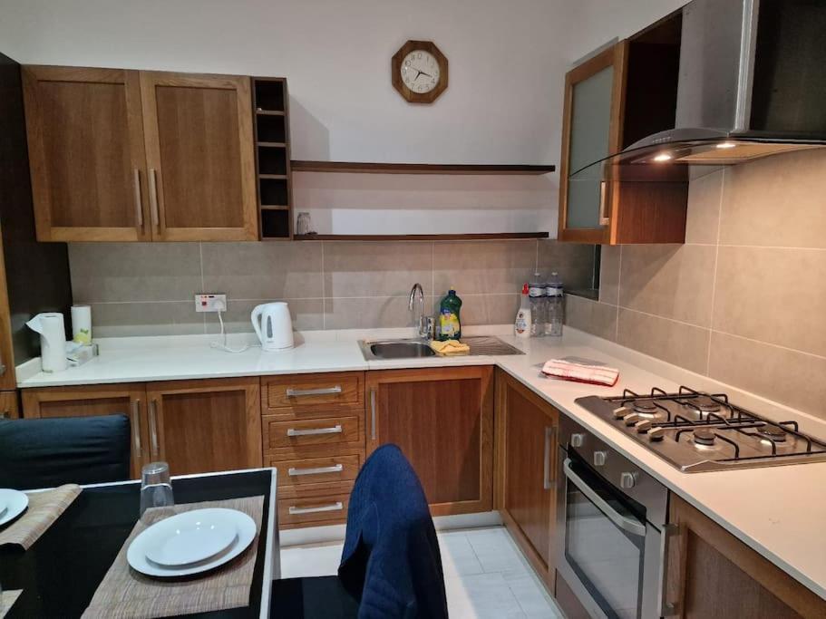 City Center Properties - Modern Two Bedroom Apartment With A Hot Tub And Amazing Location セント・ポールズ・ベイ エクステリア 写真
