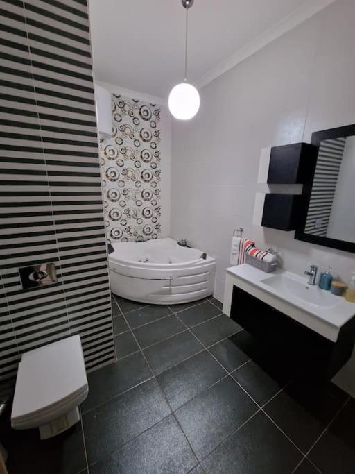 City Center Properties - Modern Two Bedroom Apartment With A Hot Tub And Amazing Location セント・ポールズ・ベイ エクステリア 写真